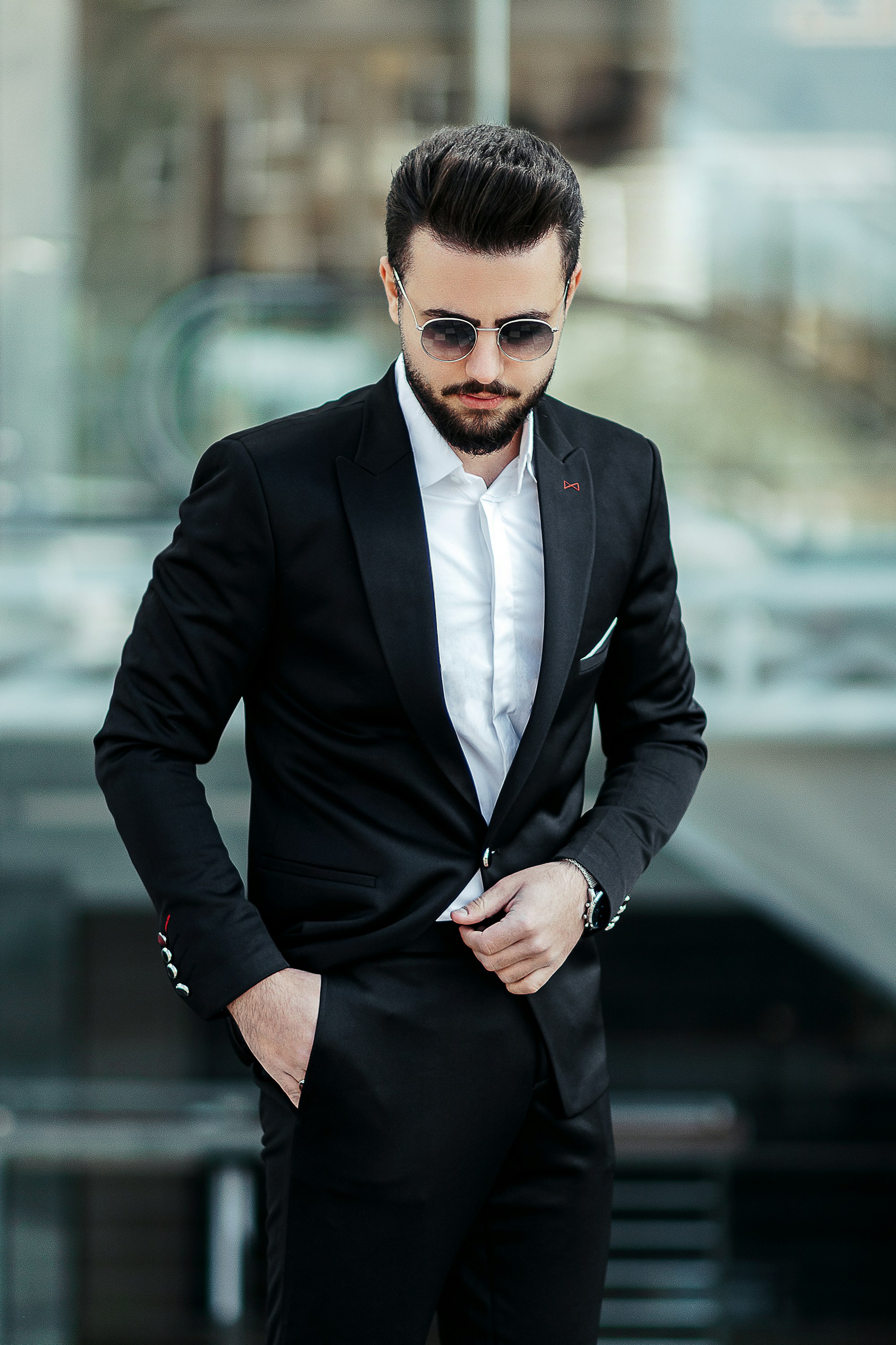 بدلة سوداء مع قميص أبيض